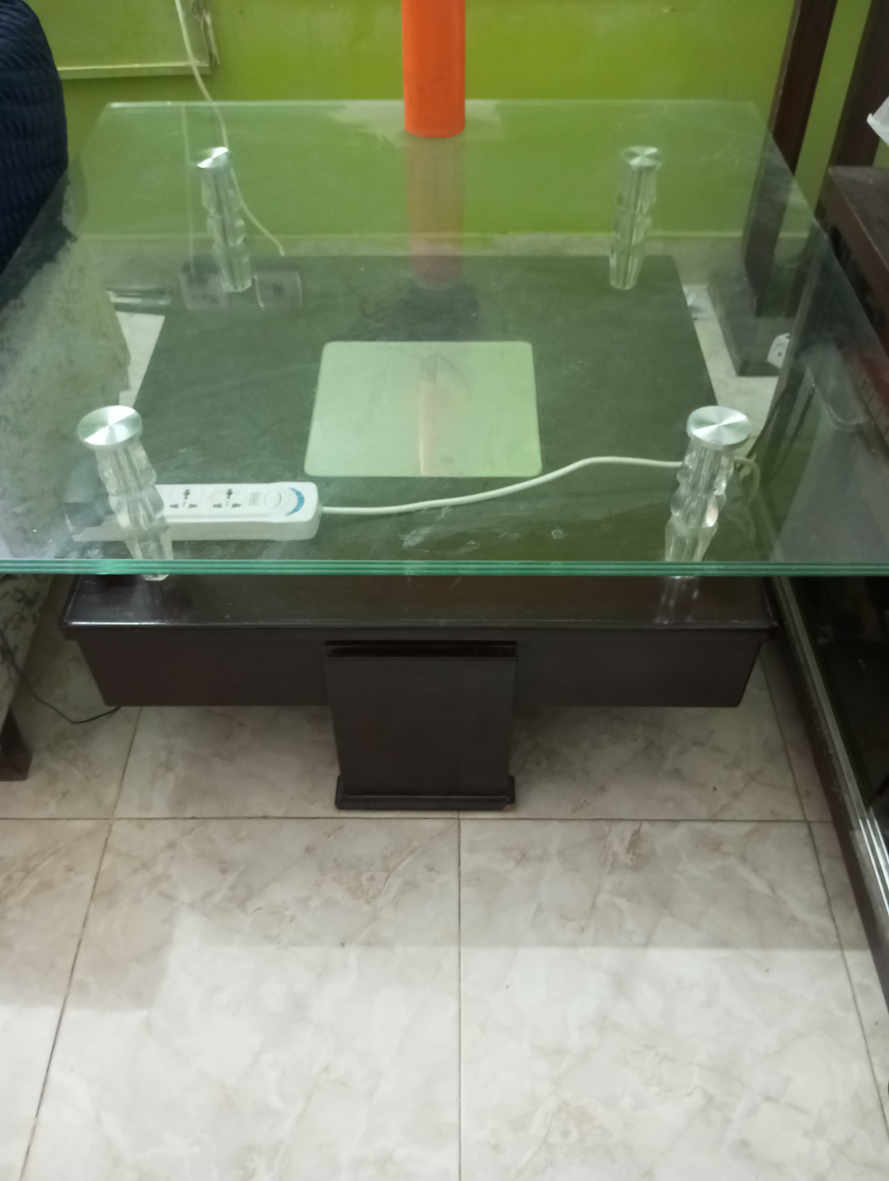 6 months used center table in good condition.